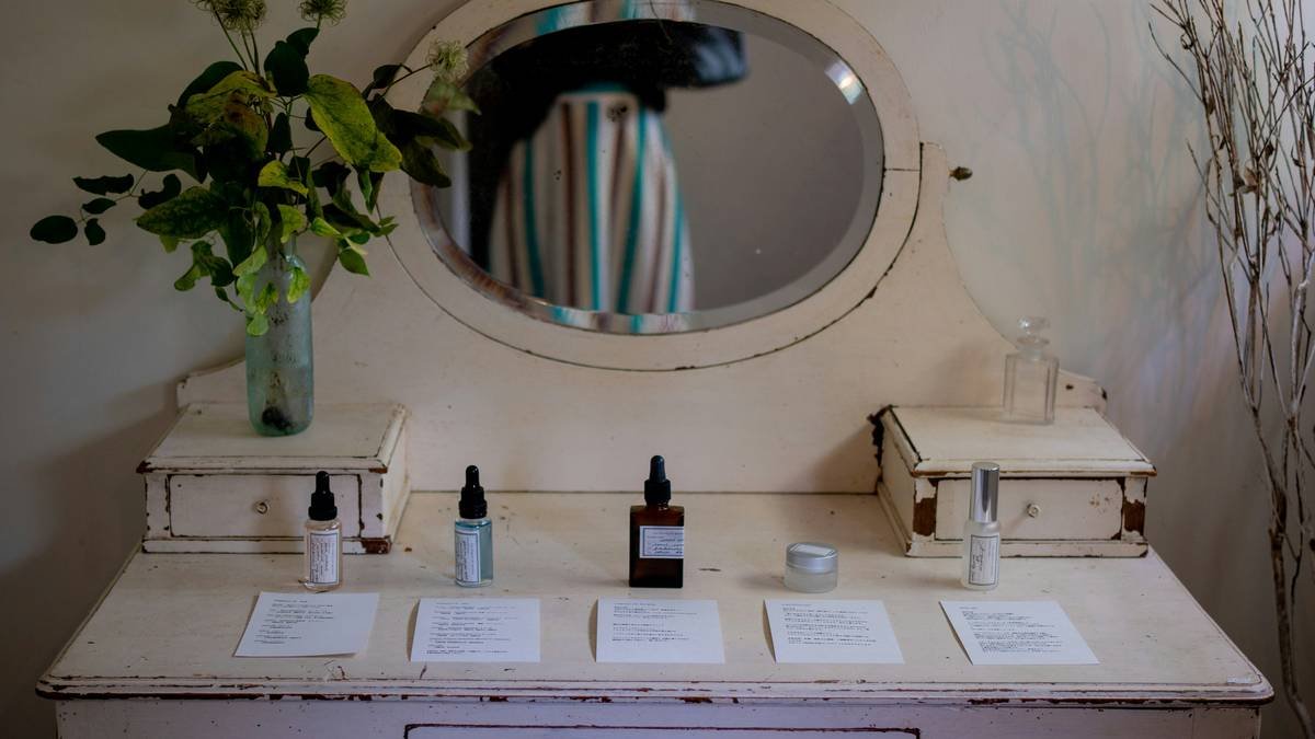 Infographic comparing key ingredients in natural hydrating balms: shea butter (barrier repair), jojoba oil (non-comedogenic), squalane (lightweight hydration), vs. comedogenic coconut oil and synthetic fragrance