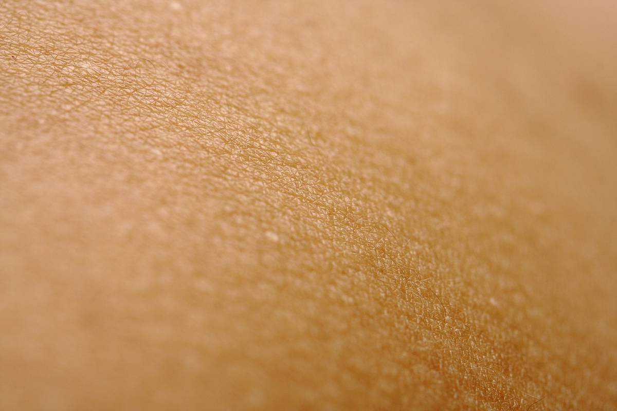 Diagram showing how moisturizing body balm seals in hydration using occlusives vs. lotions that evaporate