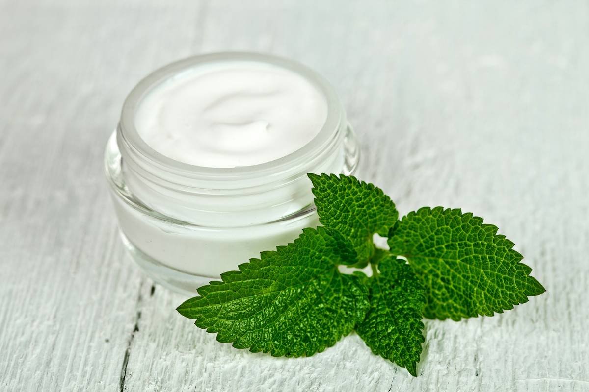 Infographic showing how hydrating balm with hyaluronic acid attracts and locks moisture in skin layers