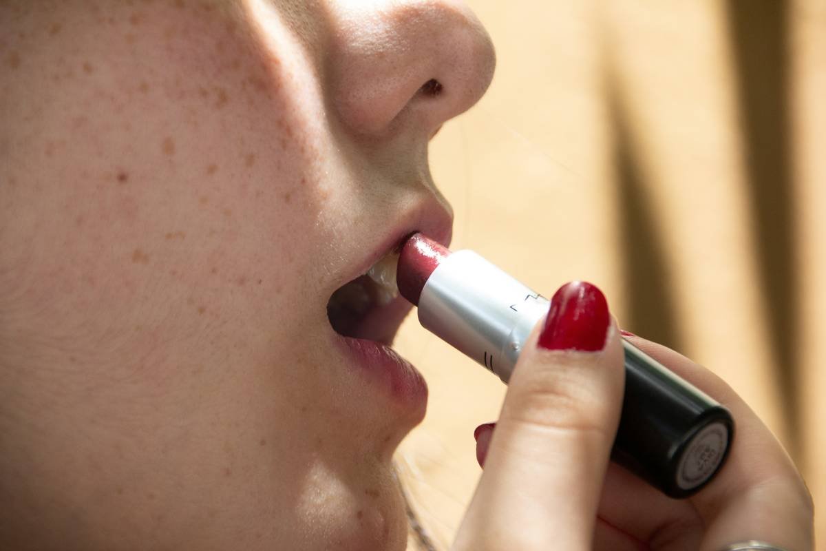 Moisturizing Balm for Dry Lips: 7 Proven Tips to Avoid Painful Cracking